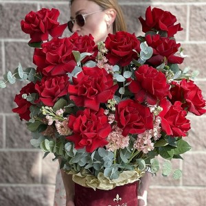 Коробка с цветами Букет из роз и маттиолы "Багряная"